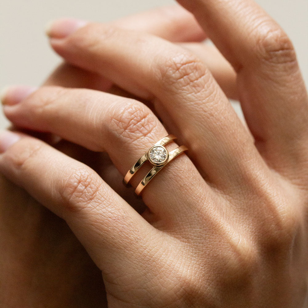 Bague de fiançailles ornée d'un diamant, joaillerie éthique.