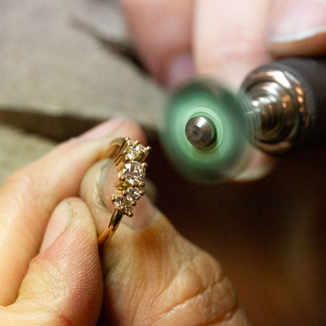 Bague de fiançailles artisanale et éthique. Diamants et synthèse et or 18 carats équitable.