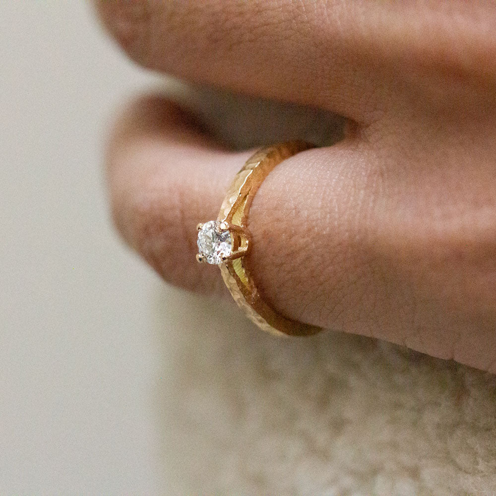 Bague de fiançailles éthique réalisée dans un atelier artisanal.