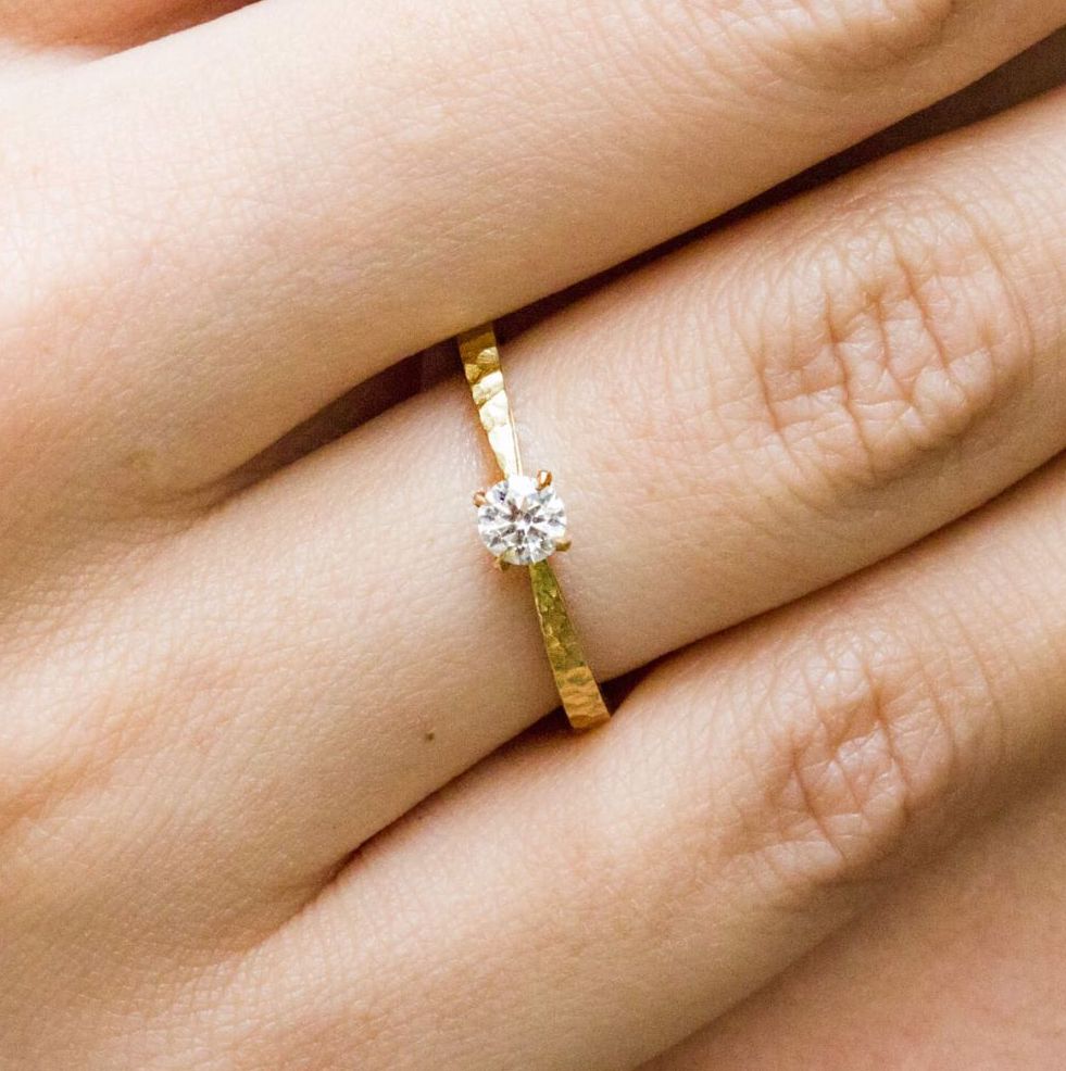 Bague de fiançailles en or ornée d'un diamant.