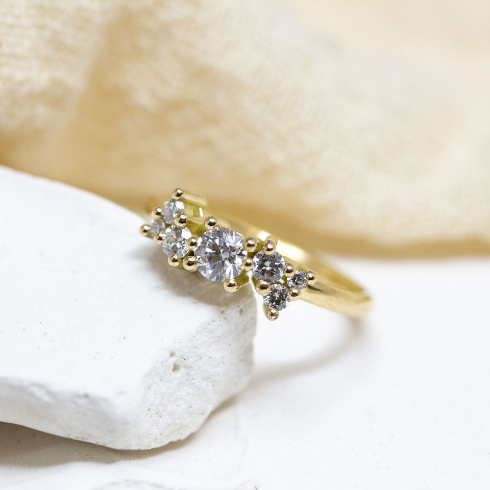 Bague de fiançailles diamants en or jaune éthique 18 carats, made in France.