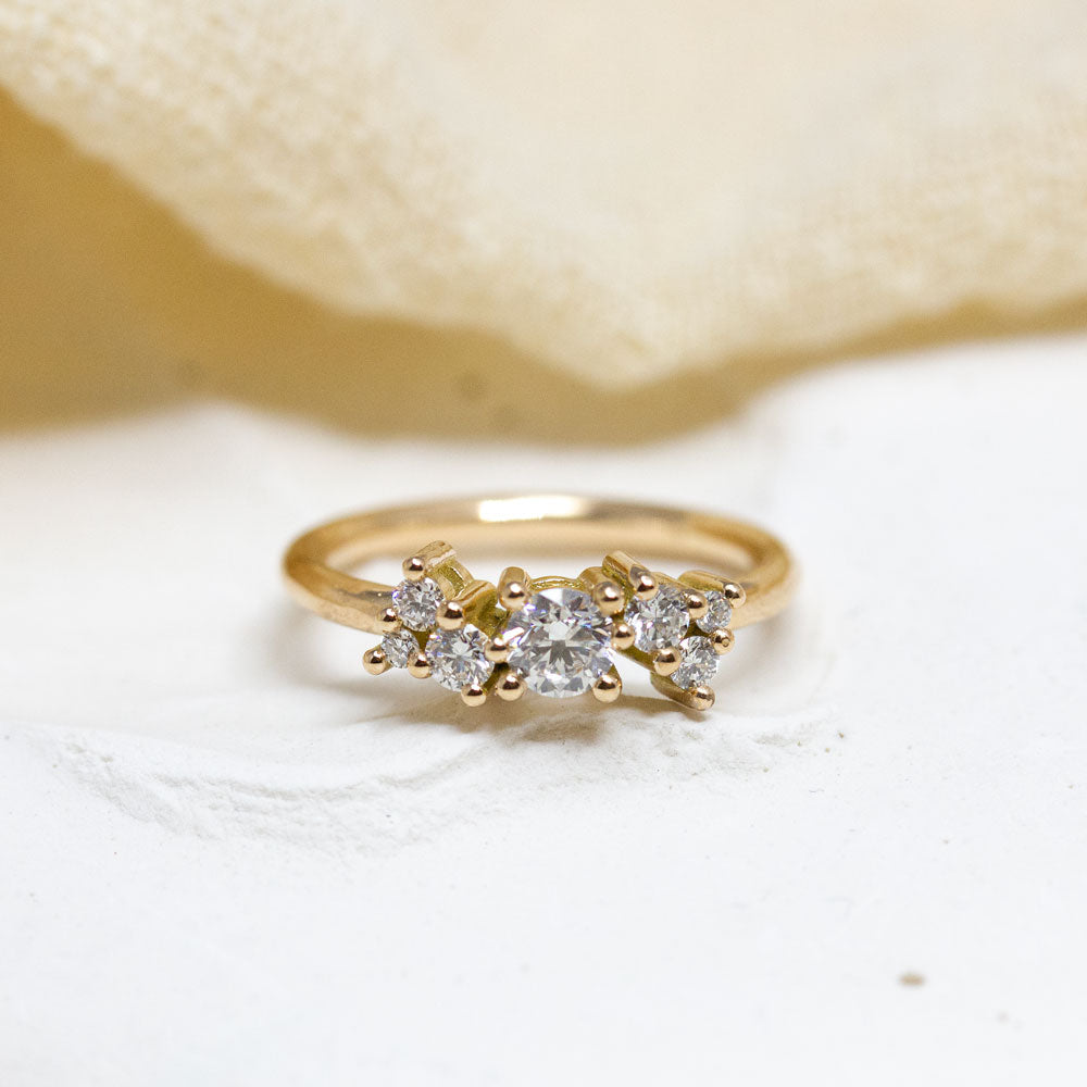 Bague de fiançailles en or rose-champagne 18 carats ornée de diamants de synthèse.