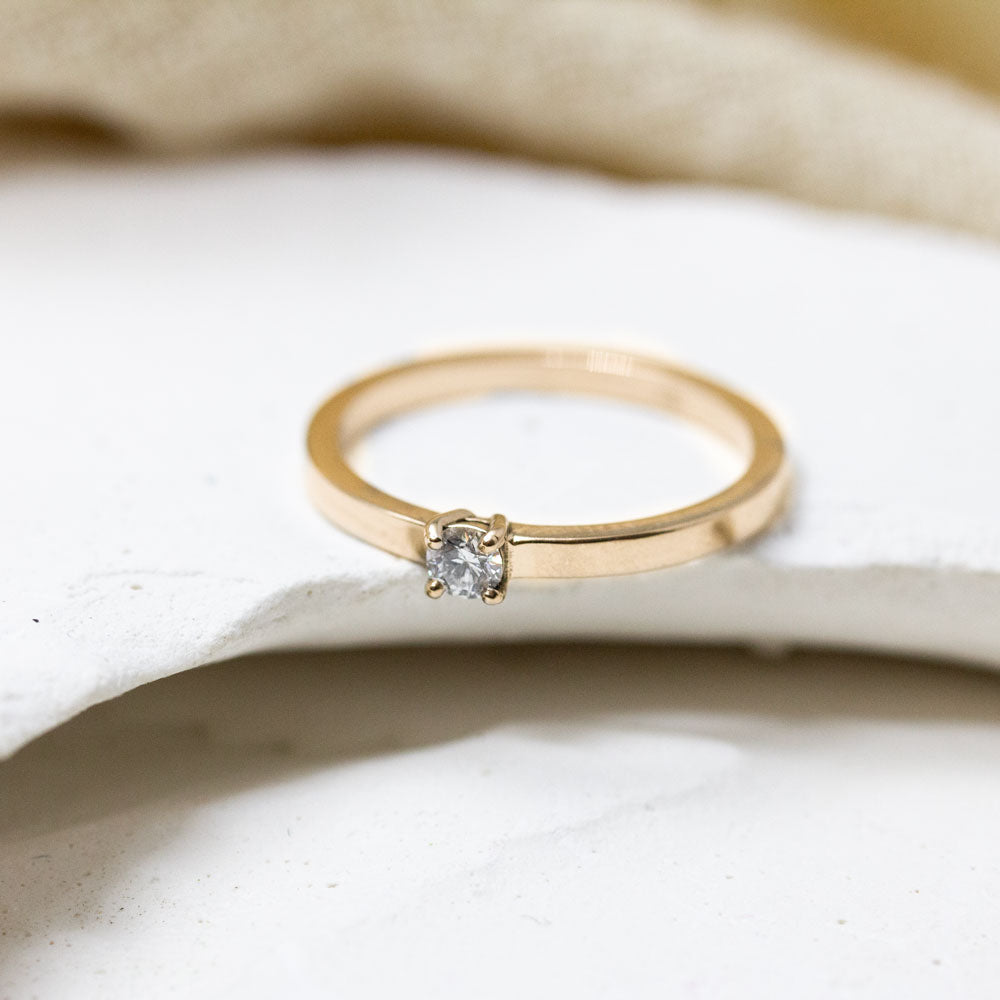 Bague de fiançailles en or rose-champagne éthique 18 carats.