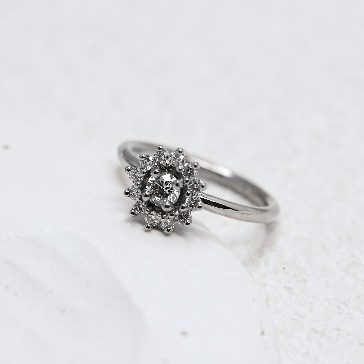 Bague de promesse pour femme en or jaune 18 carats Fairmined travaillée comme une fleur Marguerite. Réalisation artisanale sur mesure à Paris