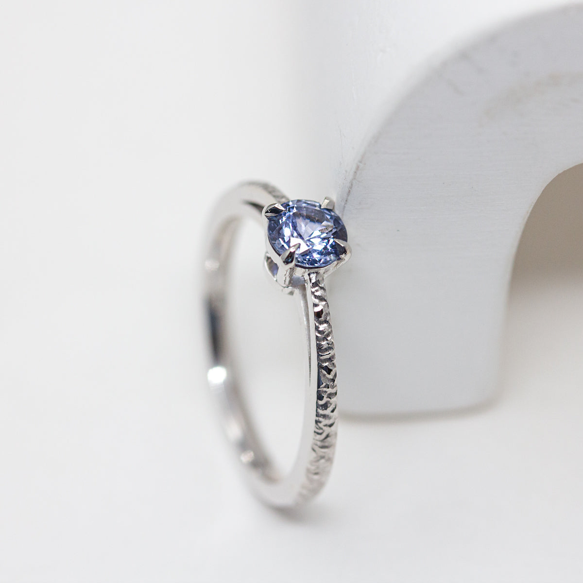 Bague de fiançailles en or blanc Fairlined 750/1000, sertie d'un saohir violet taille brillant.