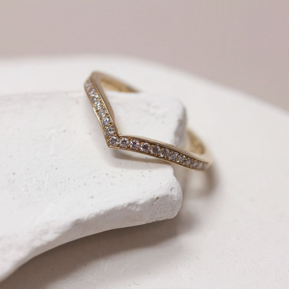 Alliance femme diamant en or rose éthique Fairmined, made in Paris.