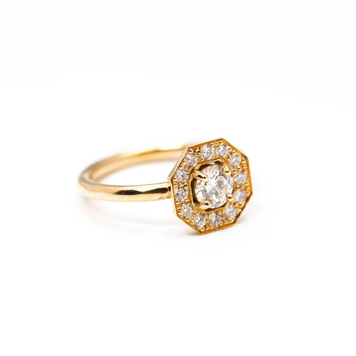Bague de fiançailles Léone XL Art Déco en or rose-champagne 18 carats recyclé avec prime Fairmined, diamants de synthèse et saphirs à personnaliser
Fabrication artisanale joaillerie éthique