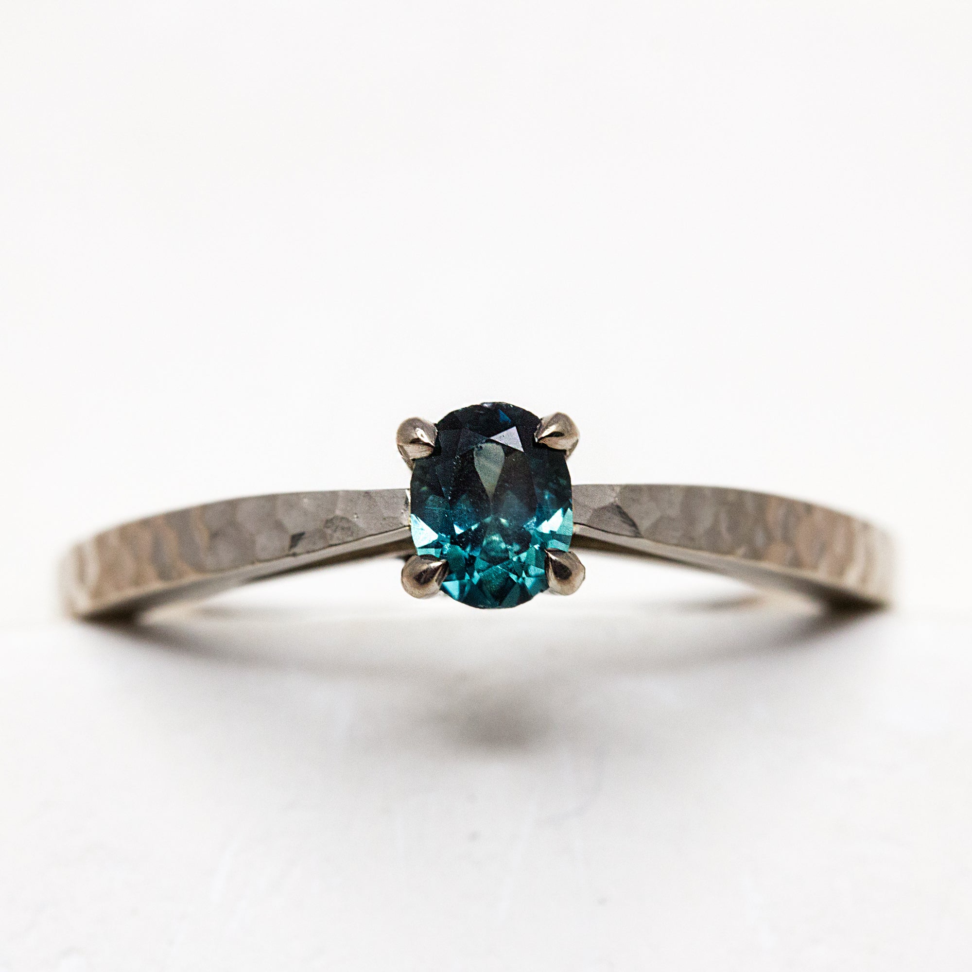 Bague Lucia personnalisable avec pierre texturée, bague de fiançailles et mariage, création joaillière Paris Lyon.