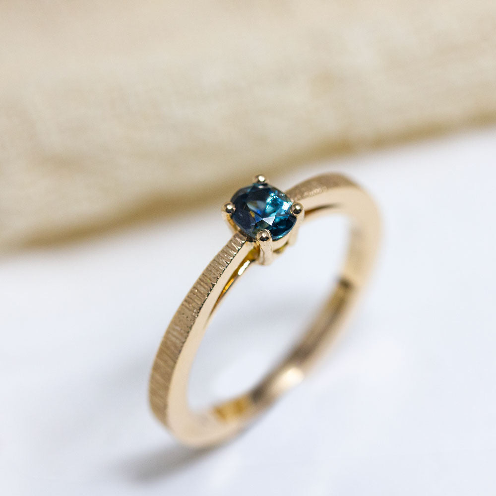 Bague Lucia avec personnalisation de pierre texturée, bague d’union et de fiançailles réalisée en joaillerie à Paris et Lyon.
