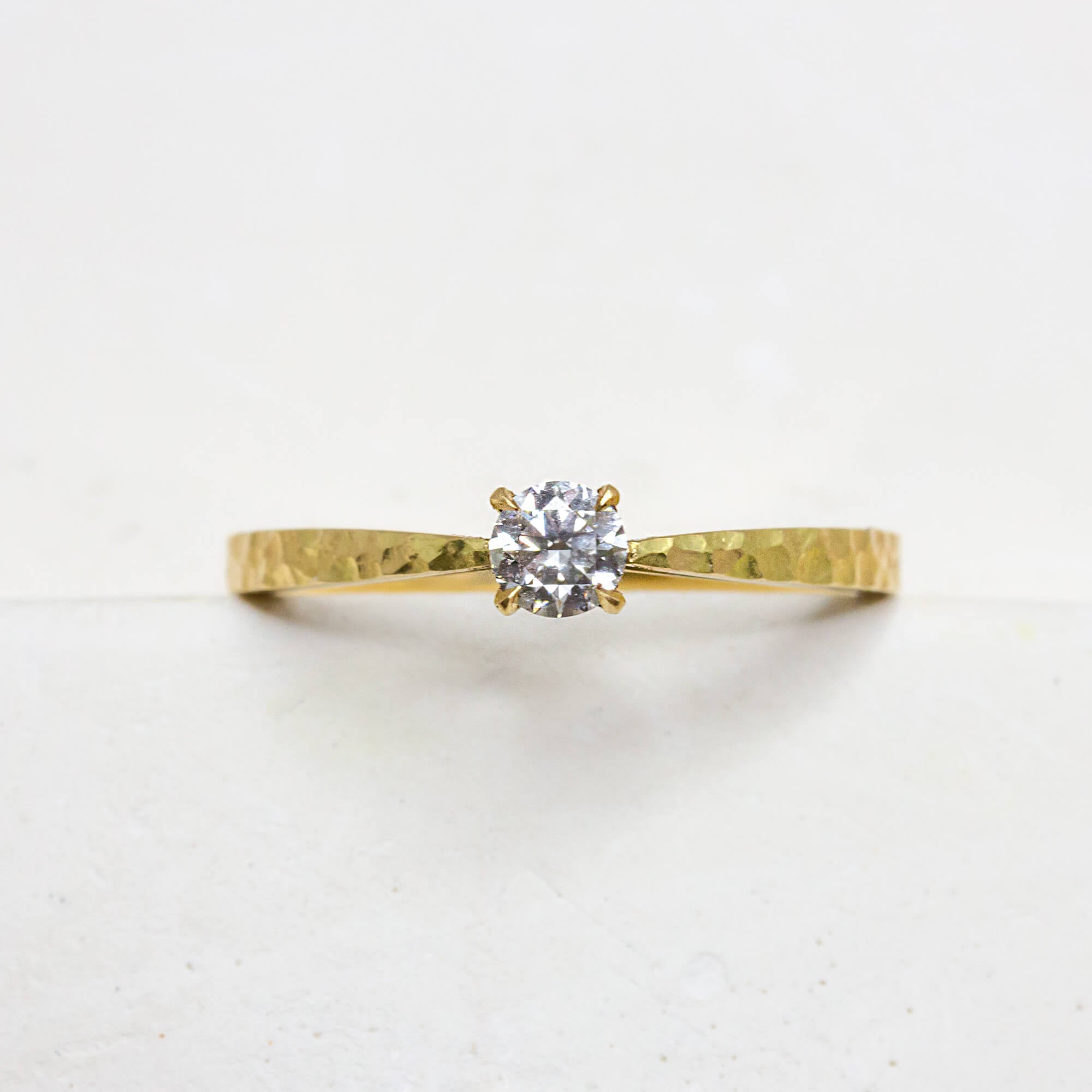 Bague Lucia personnalisable avec pierre texturée, bague de fiançailles et mariage, création joaillière Paris Lyon.