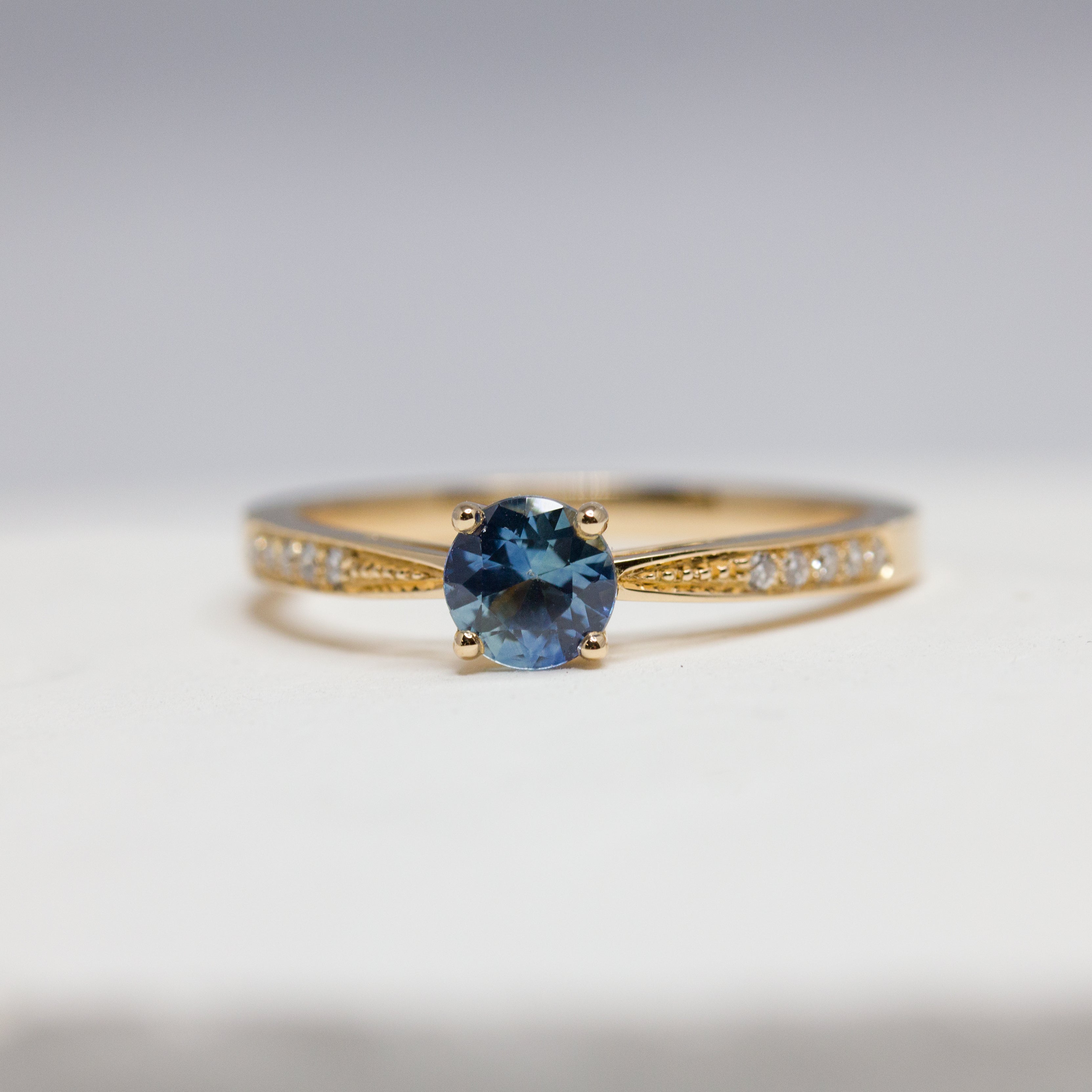 Bague Lucia personnalisée pierre texturée pour fiançailles ou mariage, joaillerie artisanale Paris Lyon.