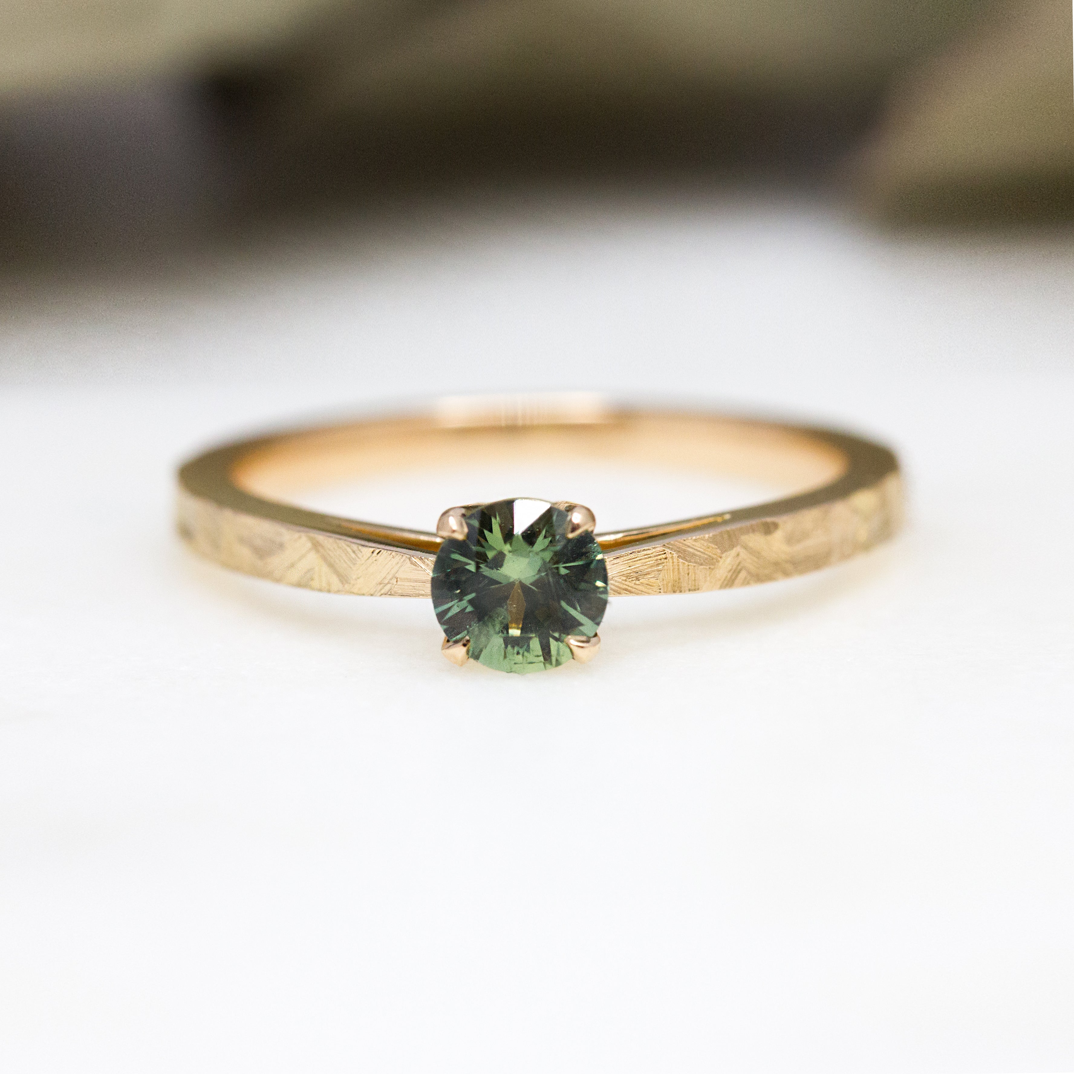Bague Lucia personnalisée pierre texturée pour fiançailles ou mariage, joaillerie artisanale Paris Lyon.