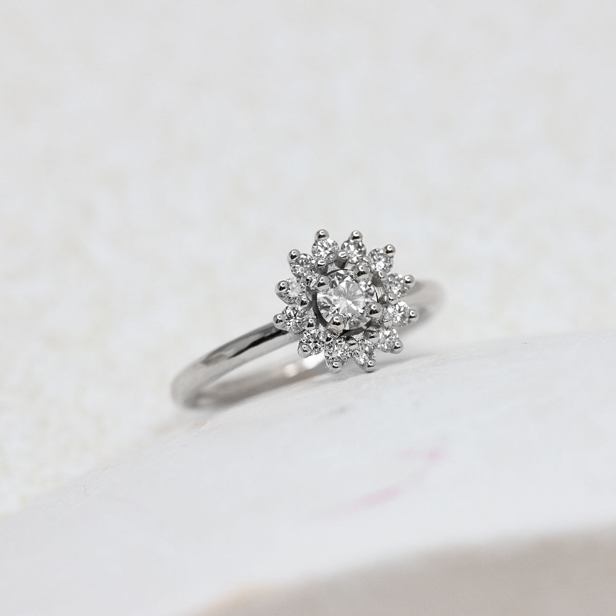 Bague fleur Art Déco en diamants de synthèse et or blanc 18 carats Fairmined. Joaillerie éthique française à Paris et yon