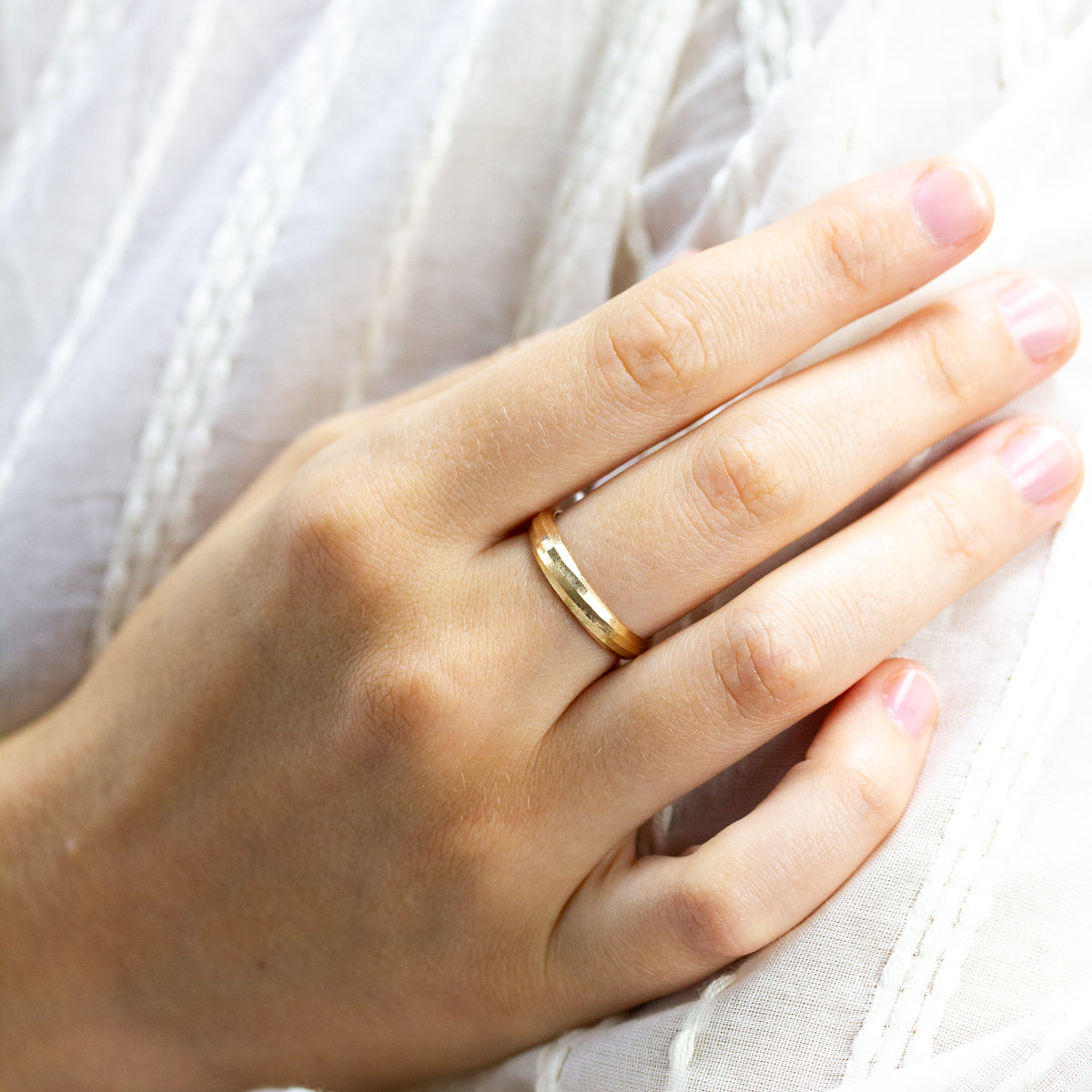 Alliance mixte En Chemin 4mm demi-jonc mariage en or jaune 18 carats Fairmined.