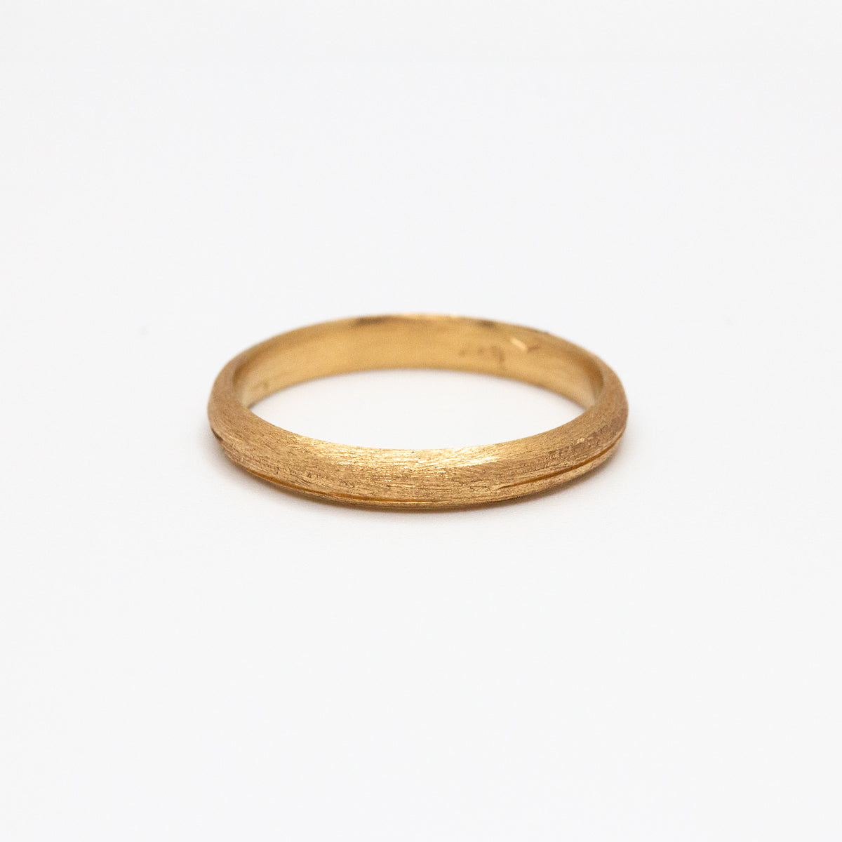 Bague de mariage originale texturée en or rouge éthique, réalisée à la main dans une joaillerie parisienne.