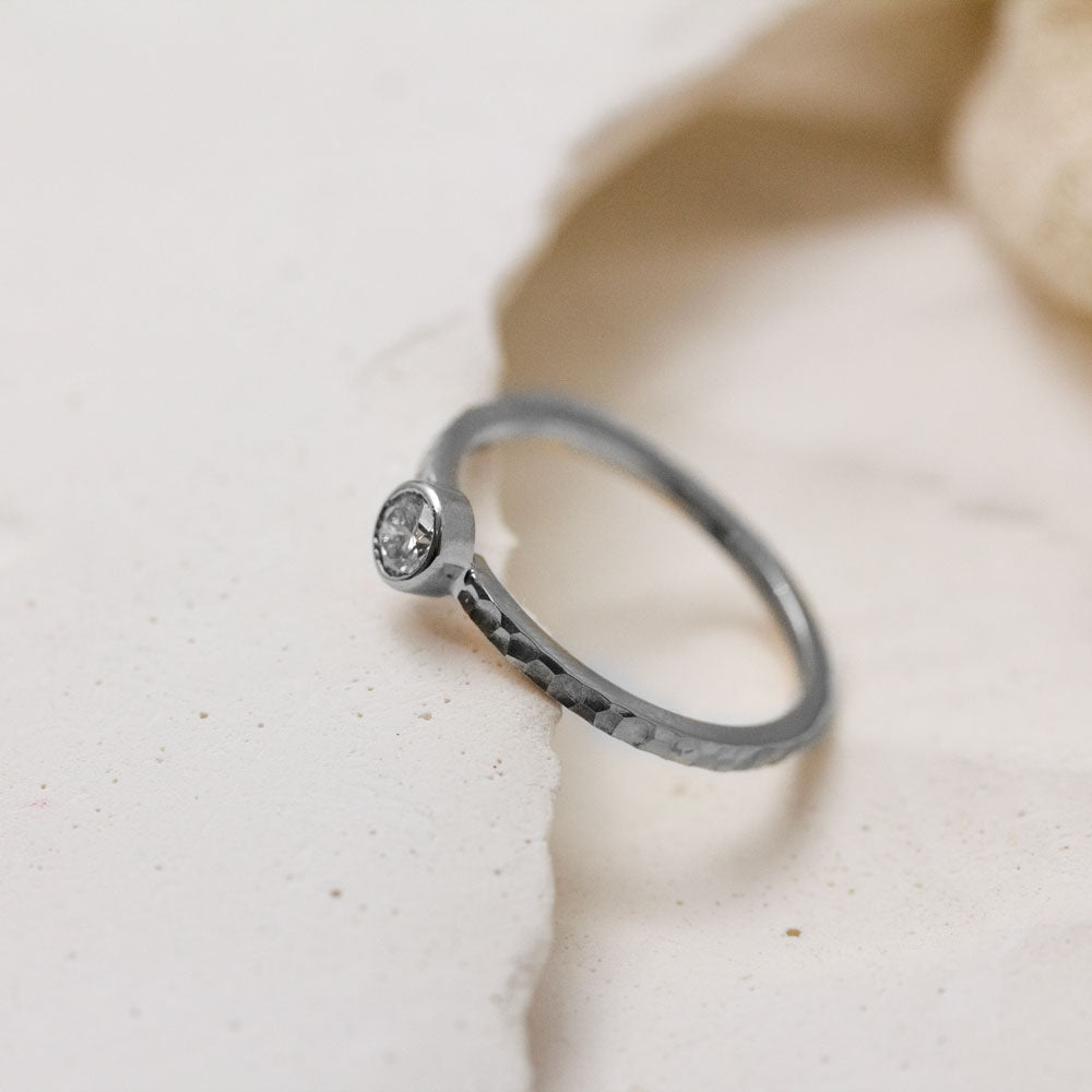 Bague de fiançailles pour femme en or gris palladié.