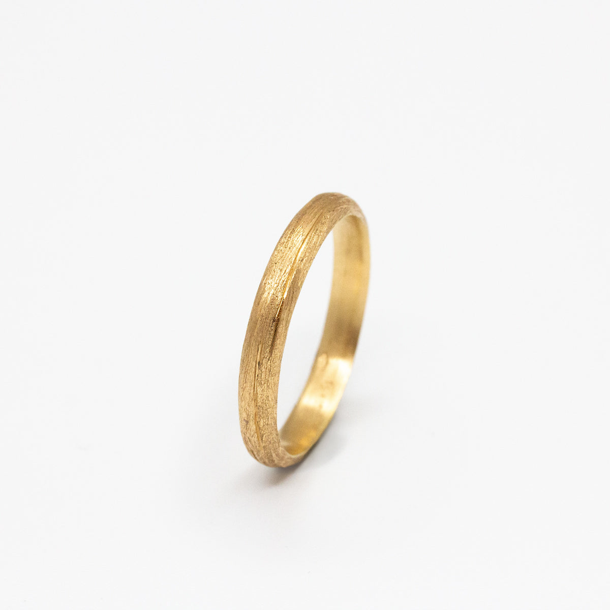 Alliance brossée femme Casildée demi-jonc 3 mm originale en or rose-champagne 18 carats éthique façonnée artisanalement