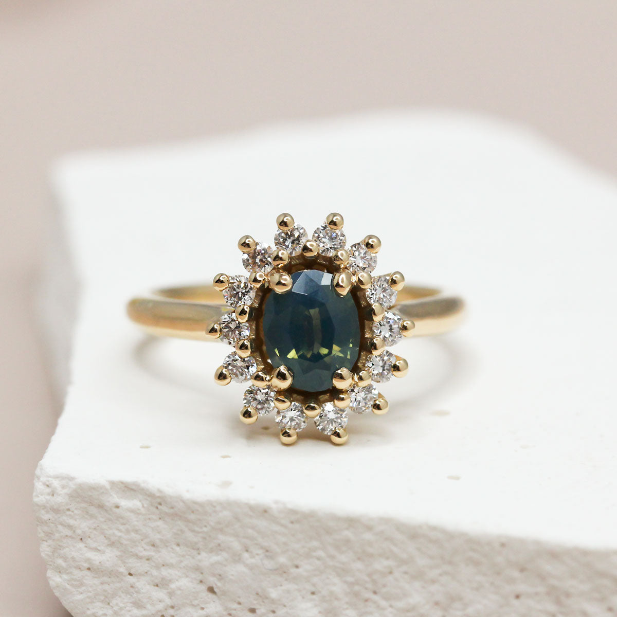 Bague Meora fiançailles en or Fairmined avec diamants et pierre, création joaillière Paris Lyon