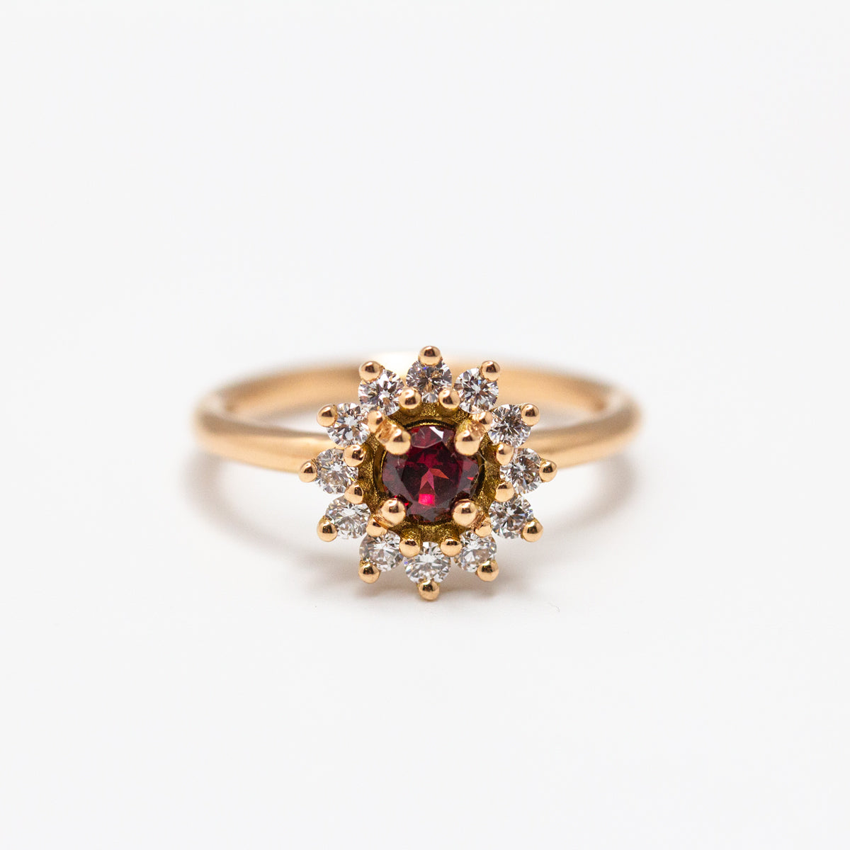 Bague de fiançailles Meora personnalisée avec pierre, diamants et or Fairmined, atelier joaillier Paris Lyon