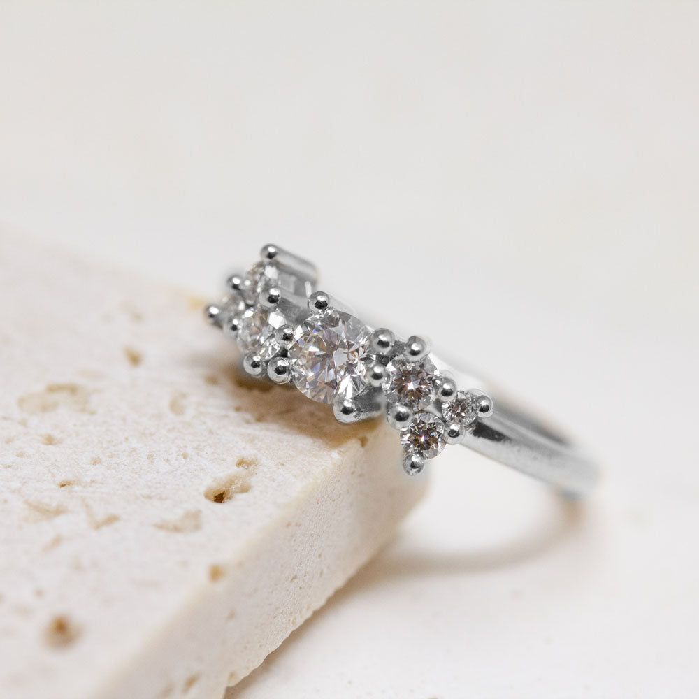 Bague de fiançailles éthique en or blanc et diamant de synthèse.