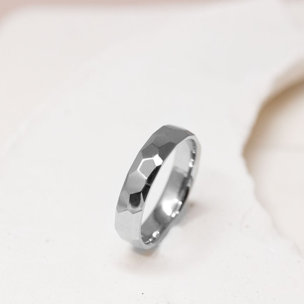 Alliance en or blanc éthique Fairmined, réalisée au sein d'une joaillerie artisanale.