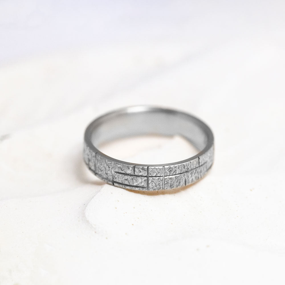 Bague en or blanc éthique Fairmined, joaillerie artisanale Paris et Lyon.