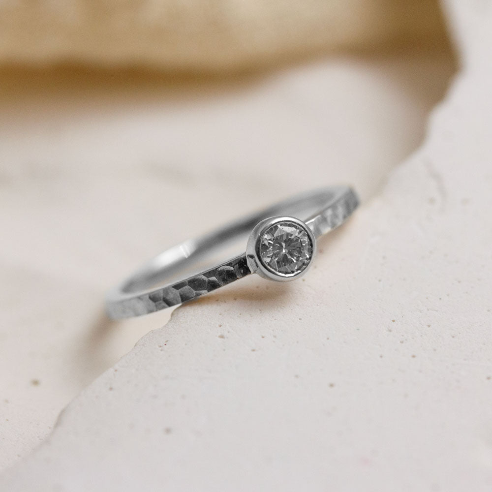 Bague en or 18 carats éthique Fairmined réalisée dans un atelier de joaillerie à Paris.