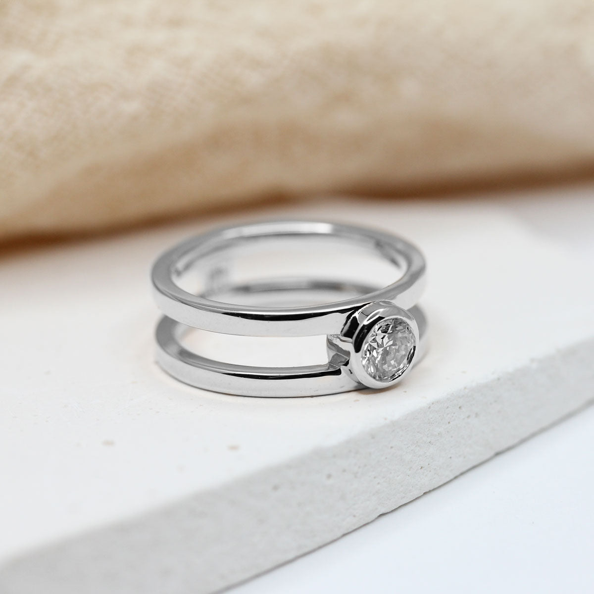 Bague en or blanc, Paris et Lyon.