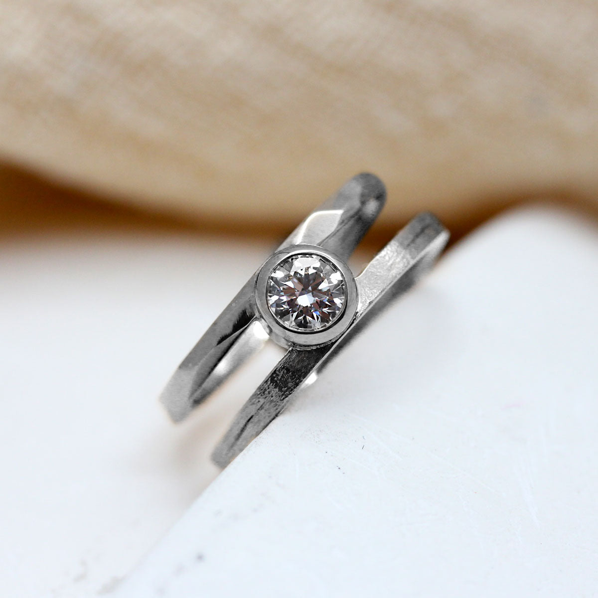 Bague en or gris palladié éthique, Paris et Lyon.