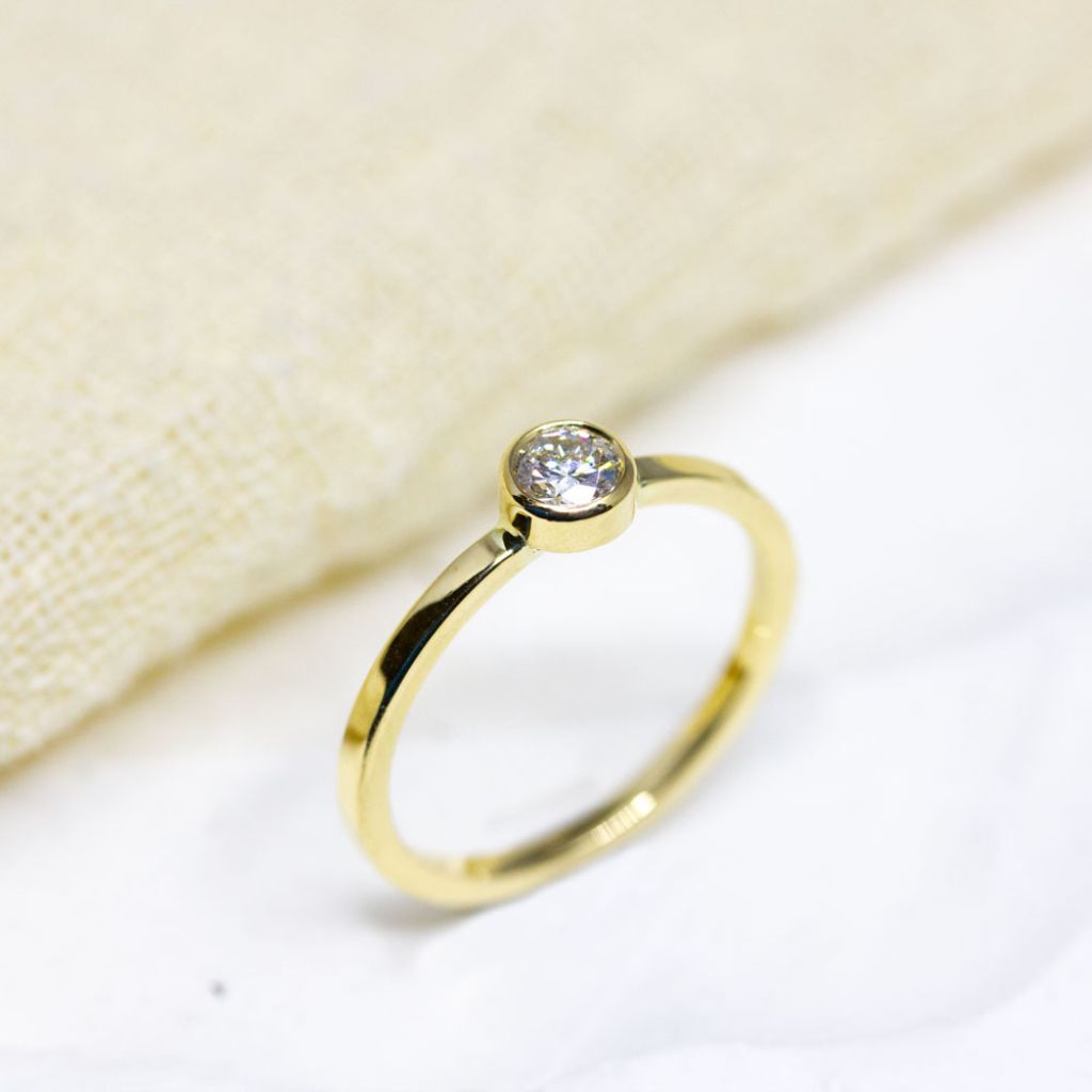 Bague en or jaune 18 carats Fairmined, disponible en boutique, à Lyon ou à Paris.