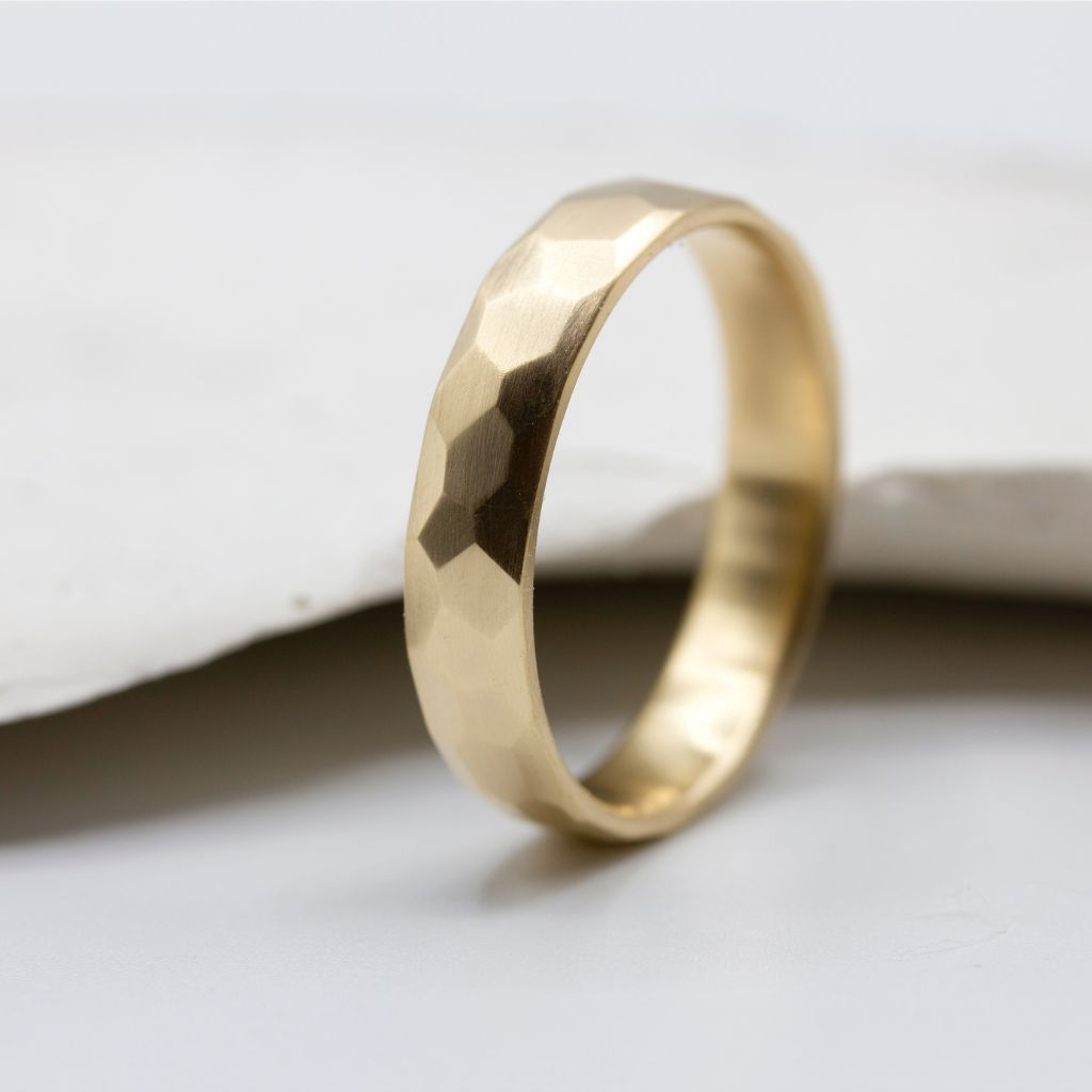 Alliance en or jaune pour un mariage.