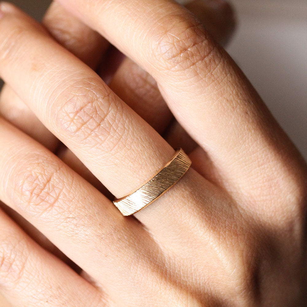 Bague originale texturée en or jaune 18 carats Fairmined.