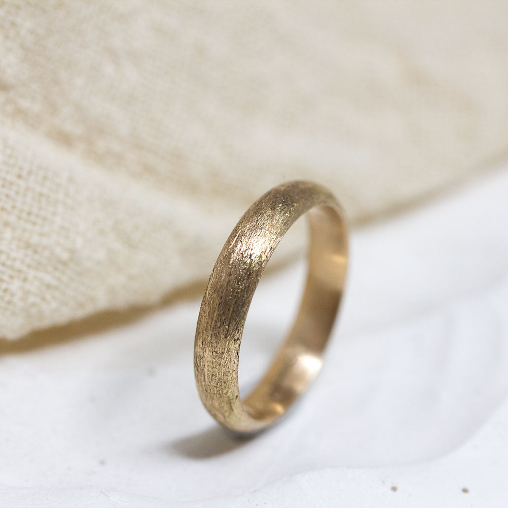 Alliance homme mariage en or rose-champagne réalisée dans un atelier de joaillerie parisien.