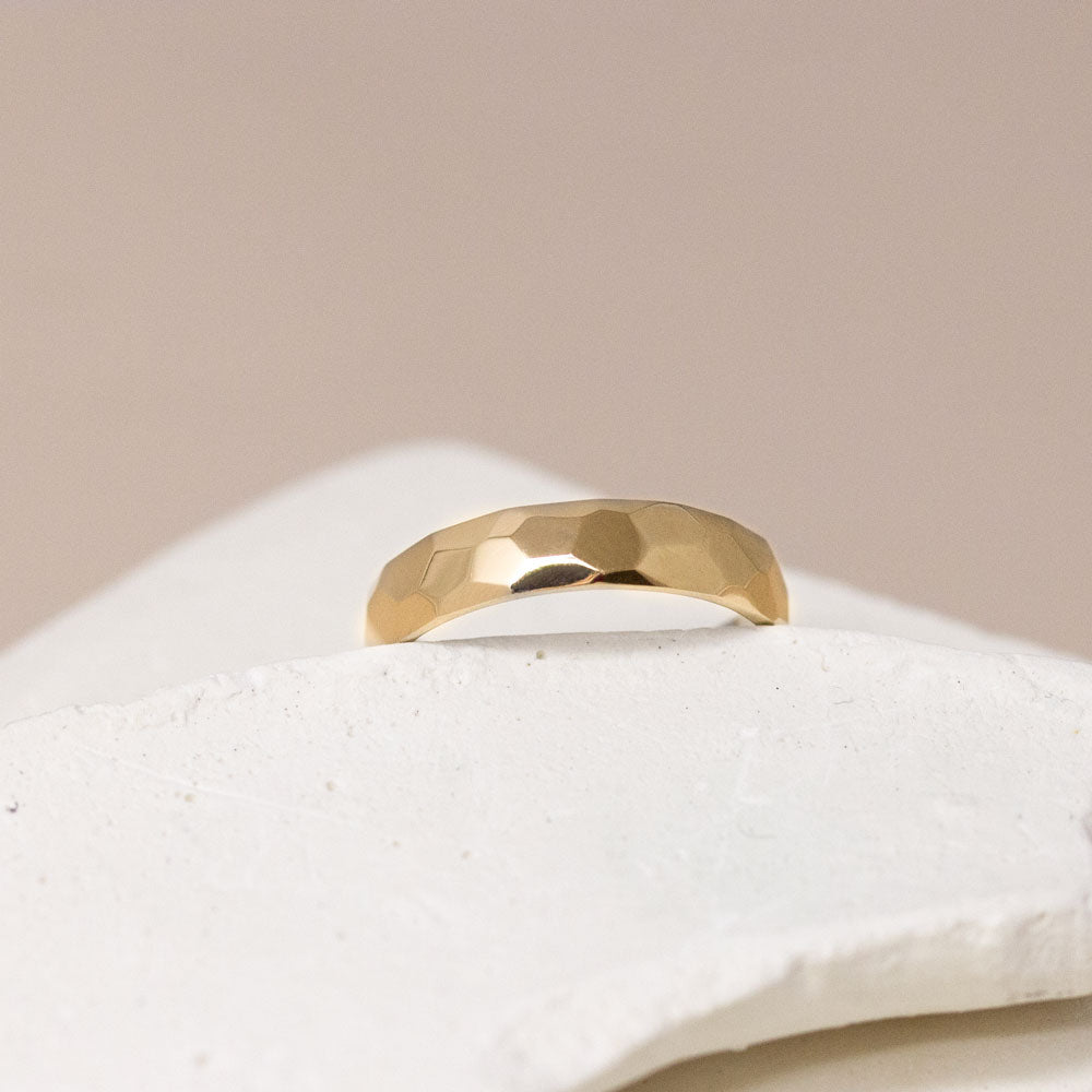 Alliance en or jaune éthique Fairmined, réalisée au sein d'une joaillerie artisanale.