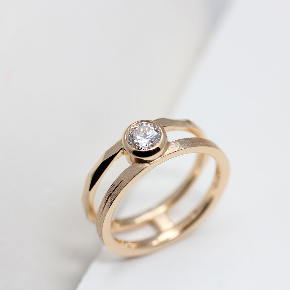 Bague double anneau en or rose-champagne Fairmined.