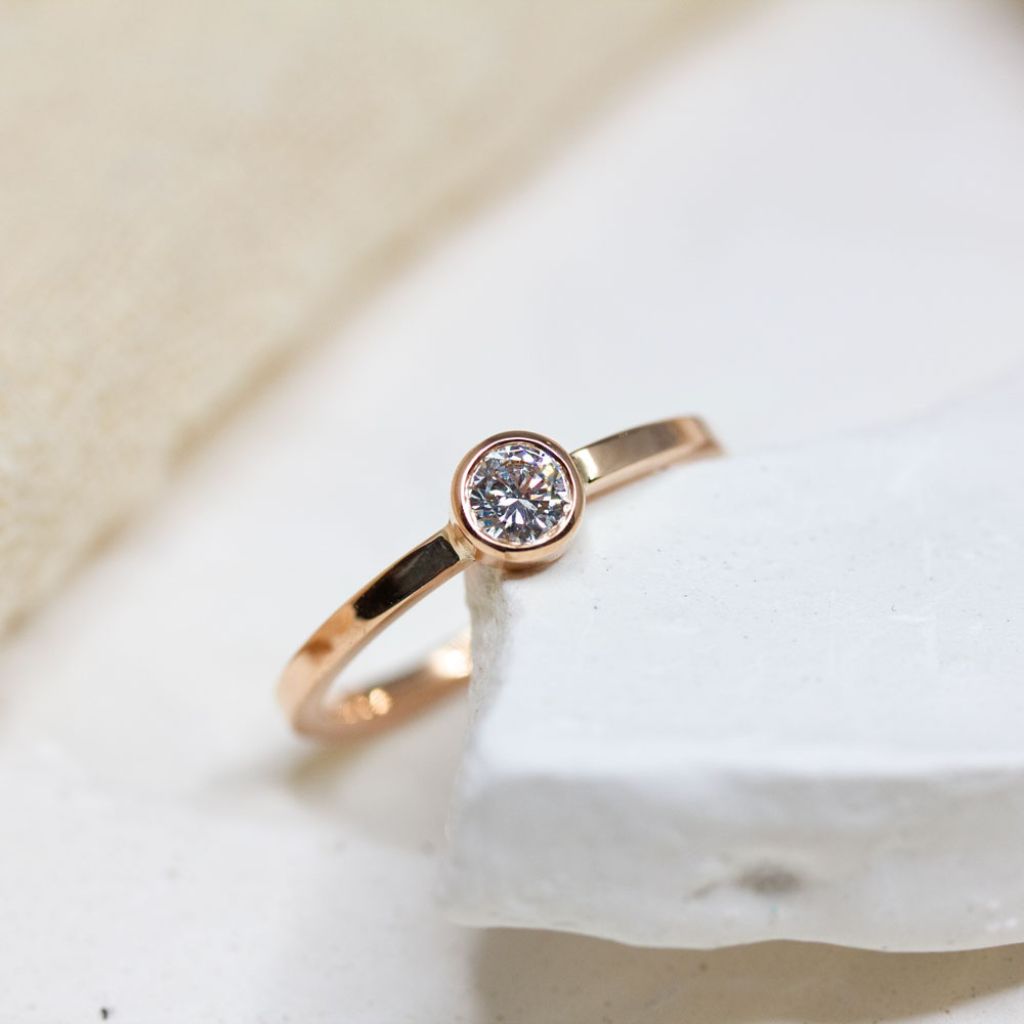 Bague en or rouge 18 carats Fairmined réalisée au sein d'une joaillerie parisienne.