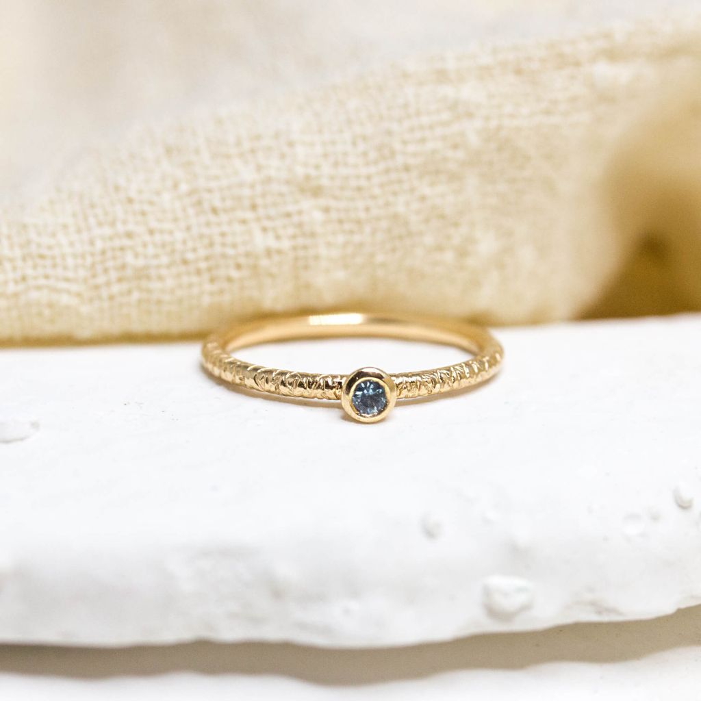 Bague en or avec saphir. Bijouterie artisanale Paris et Lyon.