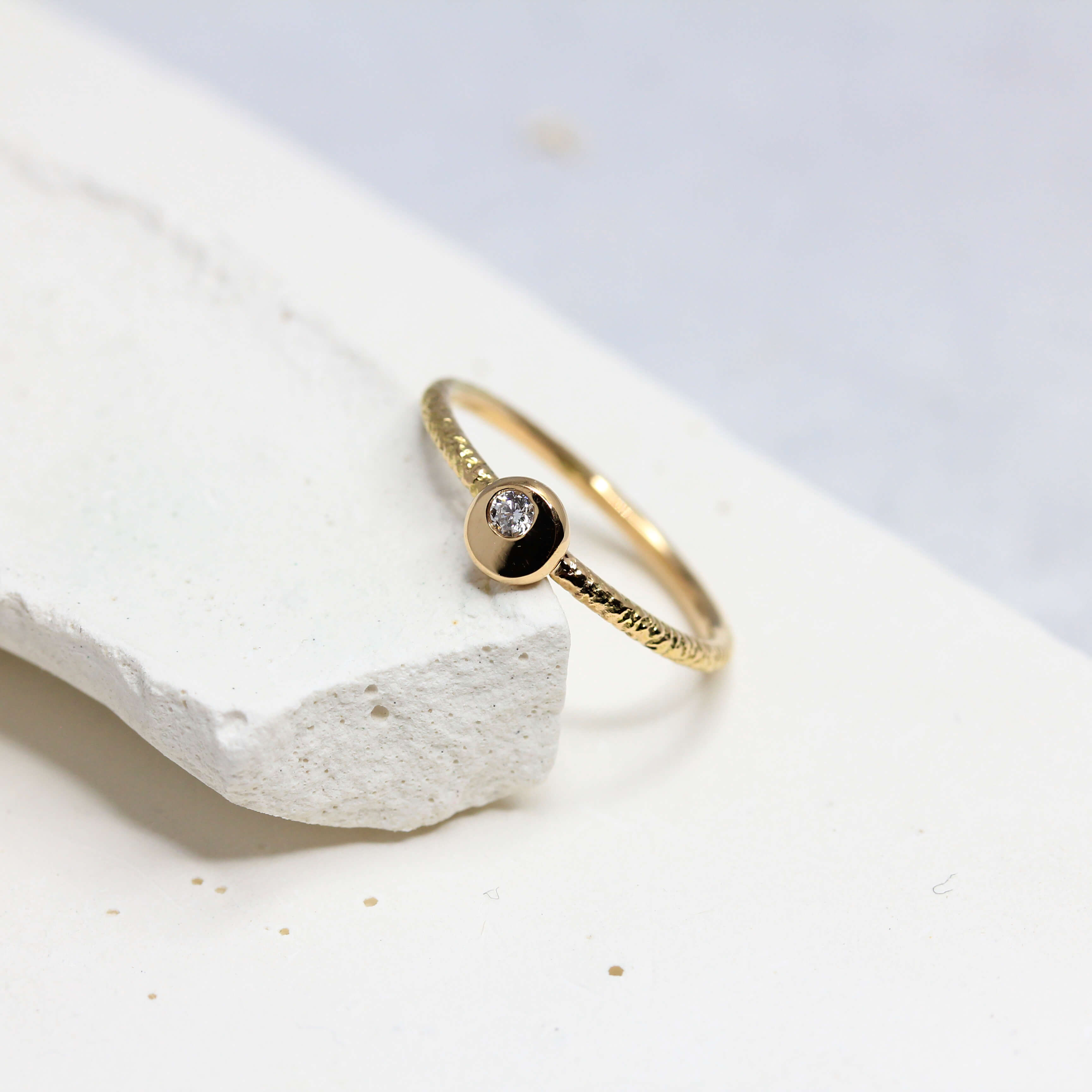 Bague originale en or rose Fairmined, ornée d'un diamant décentré.