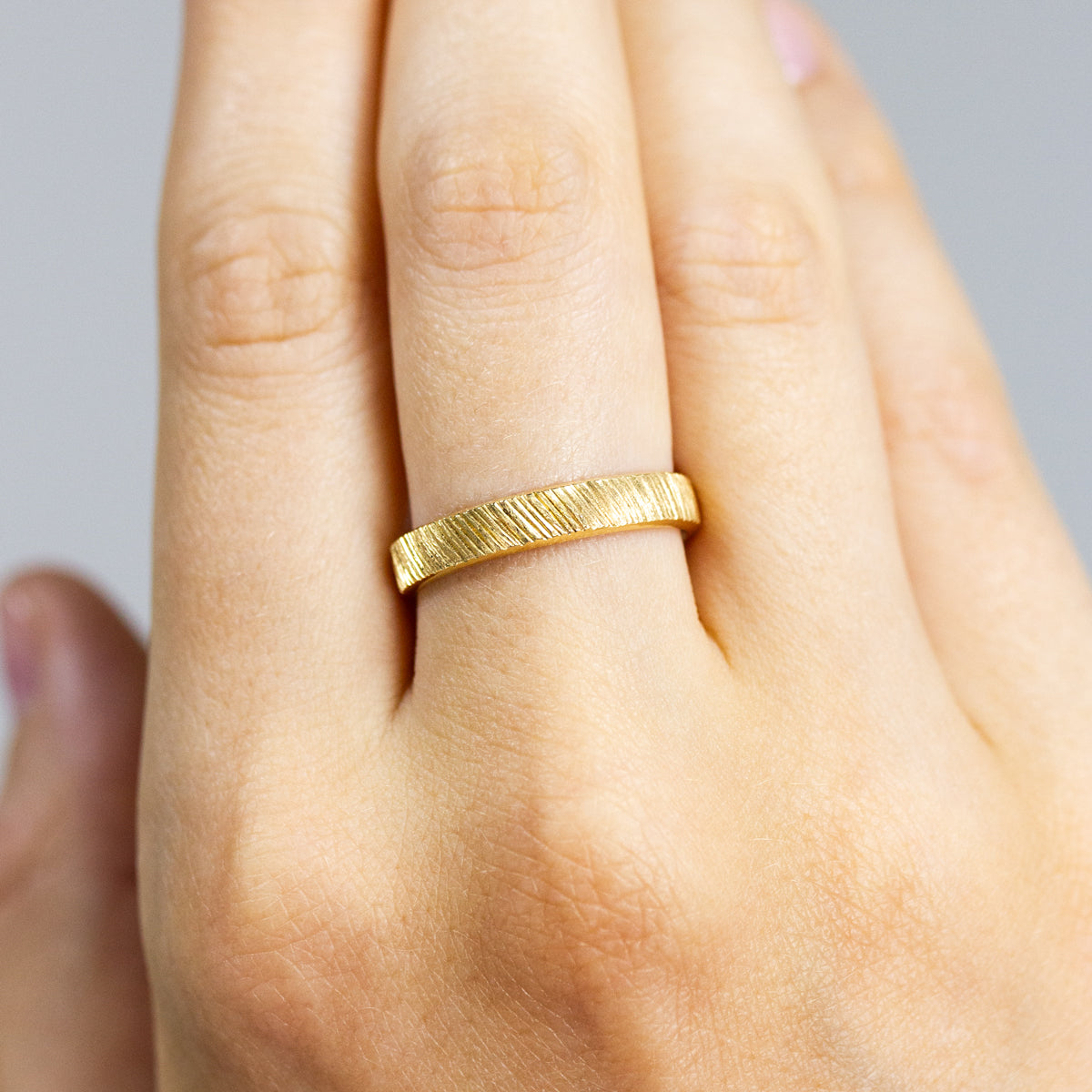 Bague originale texturée en or jaune 18 carats Fairmined.