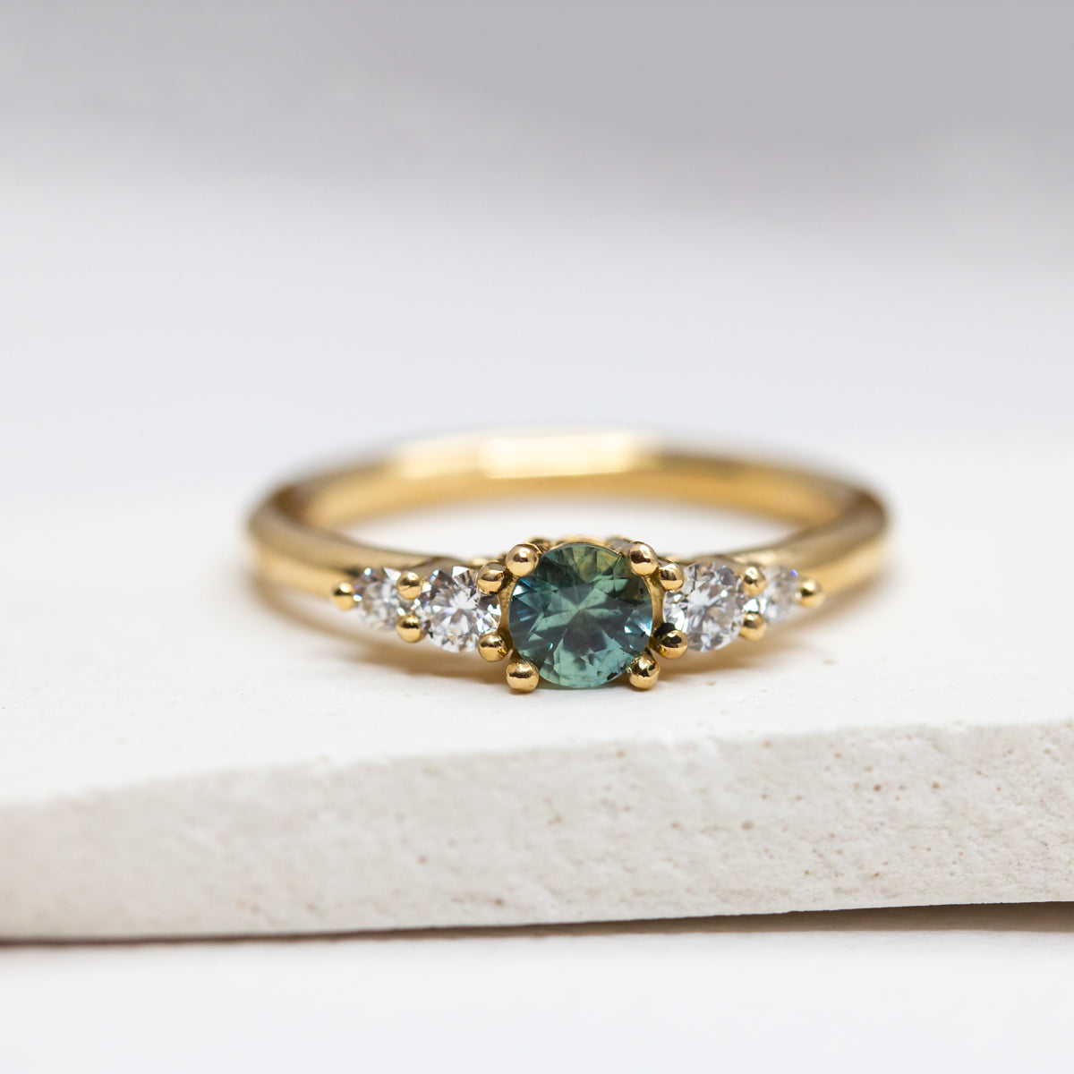 Bague Soleine création joaillière texture personnalisée, pierre éthique Fairmined, atelier Paris Lyon