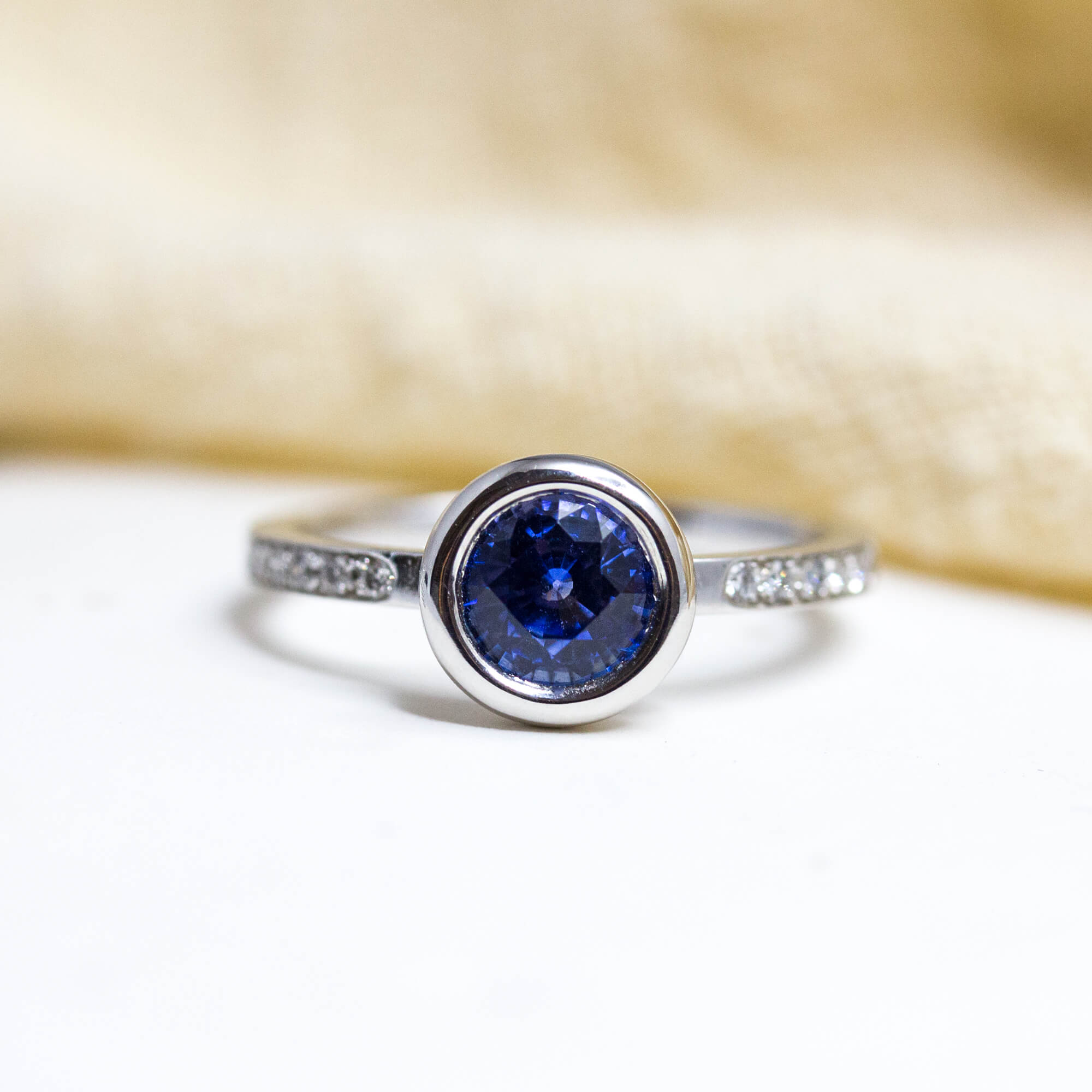 Bague Solférine personnalisée texture, alliance de mariage en or éthique et responsable, joaillerie artisanale Paris Lyon