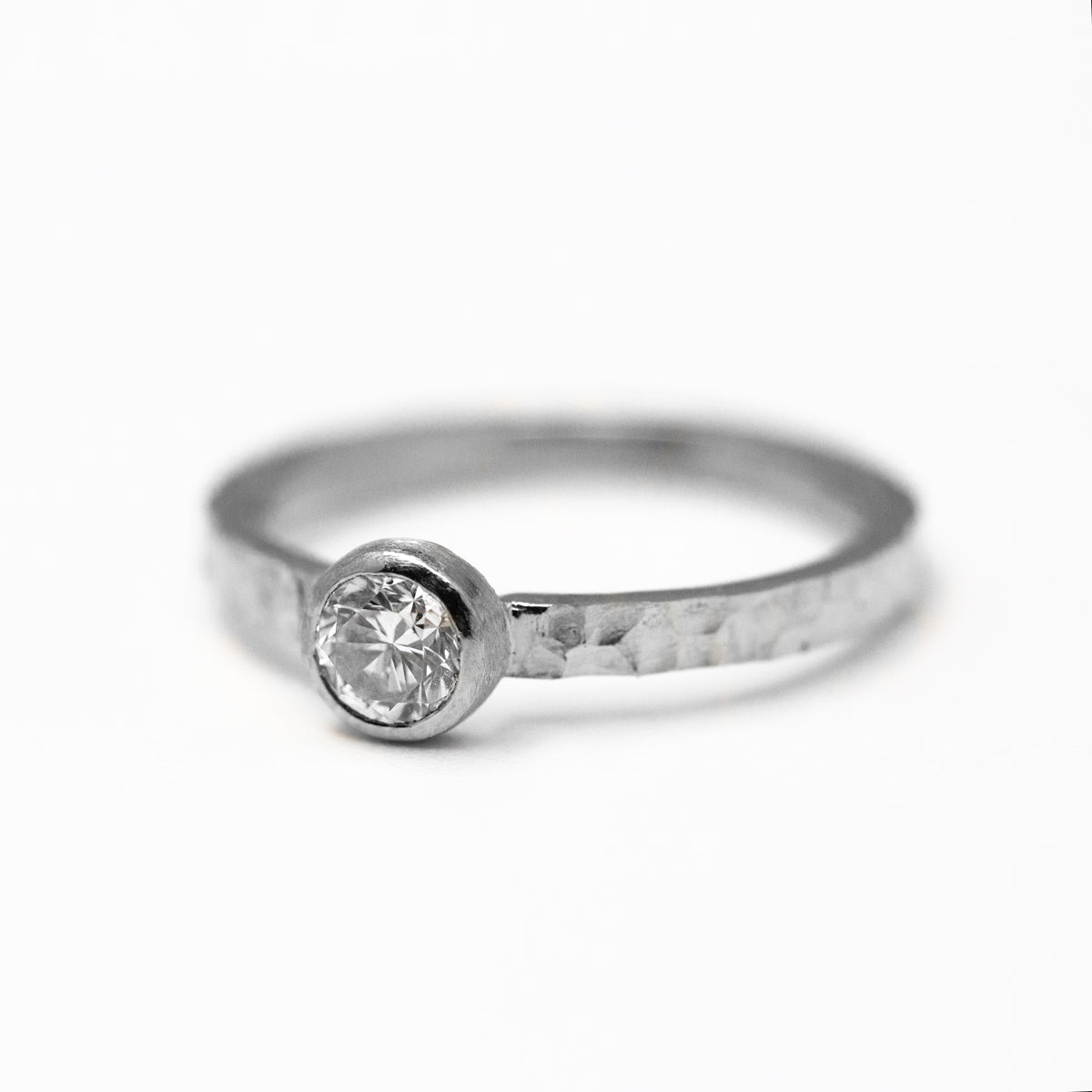 Bague de fiançailles éthique pour femme en platine texturé et diamant de synthèse 4mm, réalisée artisanalement dans notre atelier de joaillerie parisien