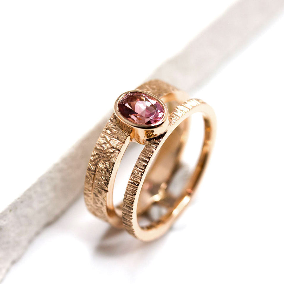 Bague double anneaux Syna personnalisée pierre texturée, bague d’union fiançailles mariage en or responsable, atelier joaillier Paris Lyon