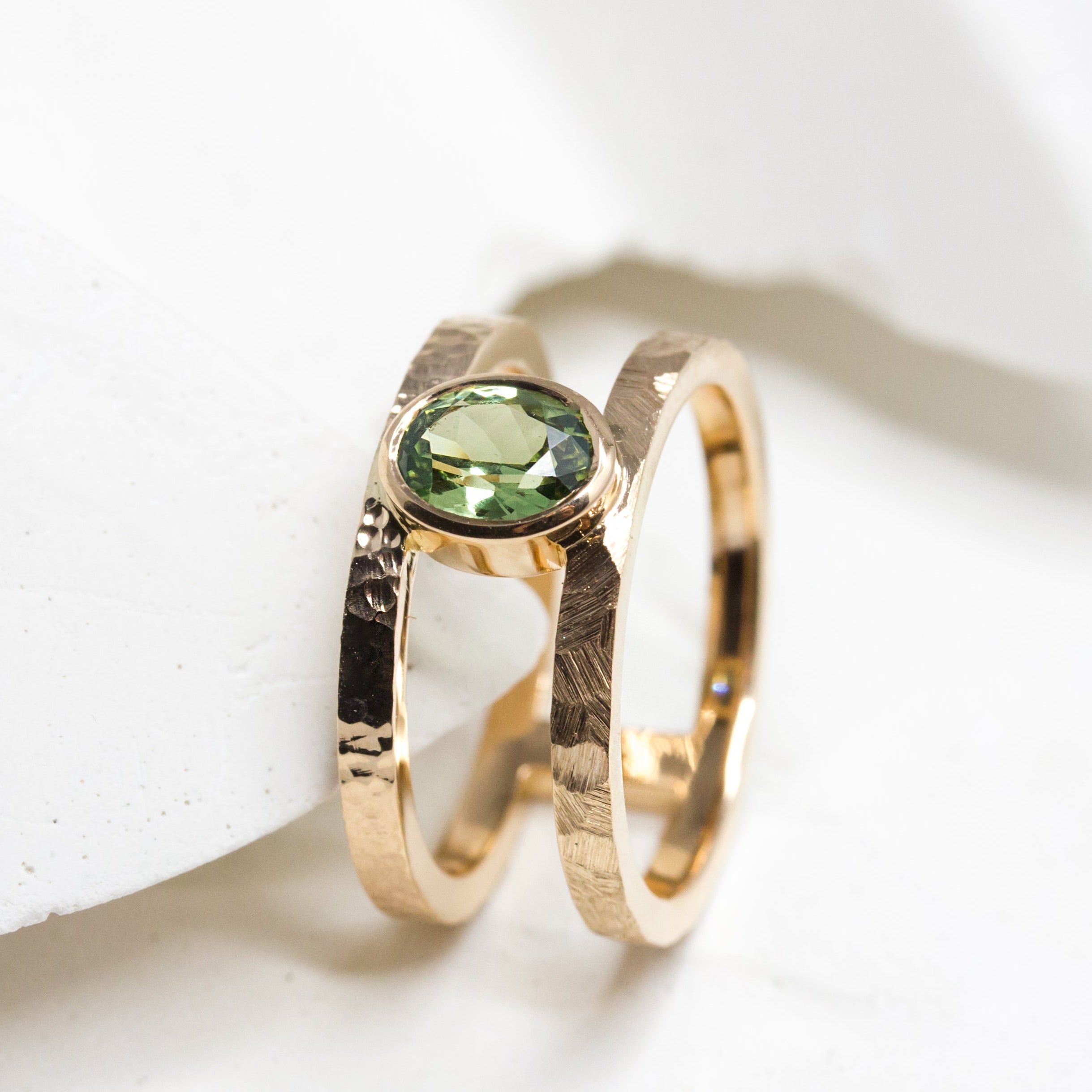Bague Syna double anneaux personnalisée avec pierre texturée, alliance d’union, fiançailles et mariage en or responsable, joaillerie Paris Lyon