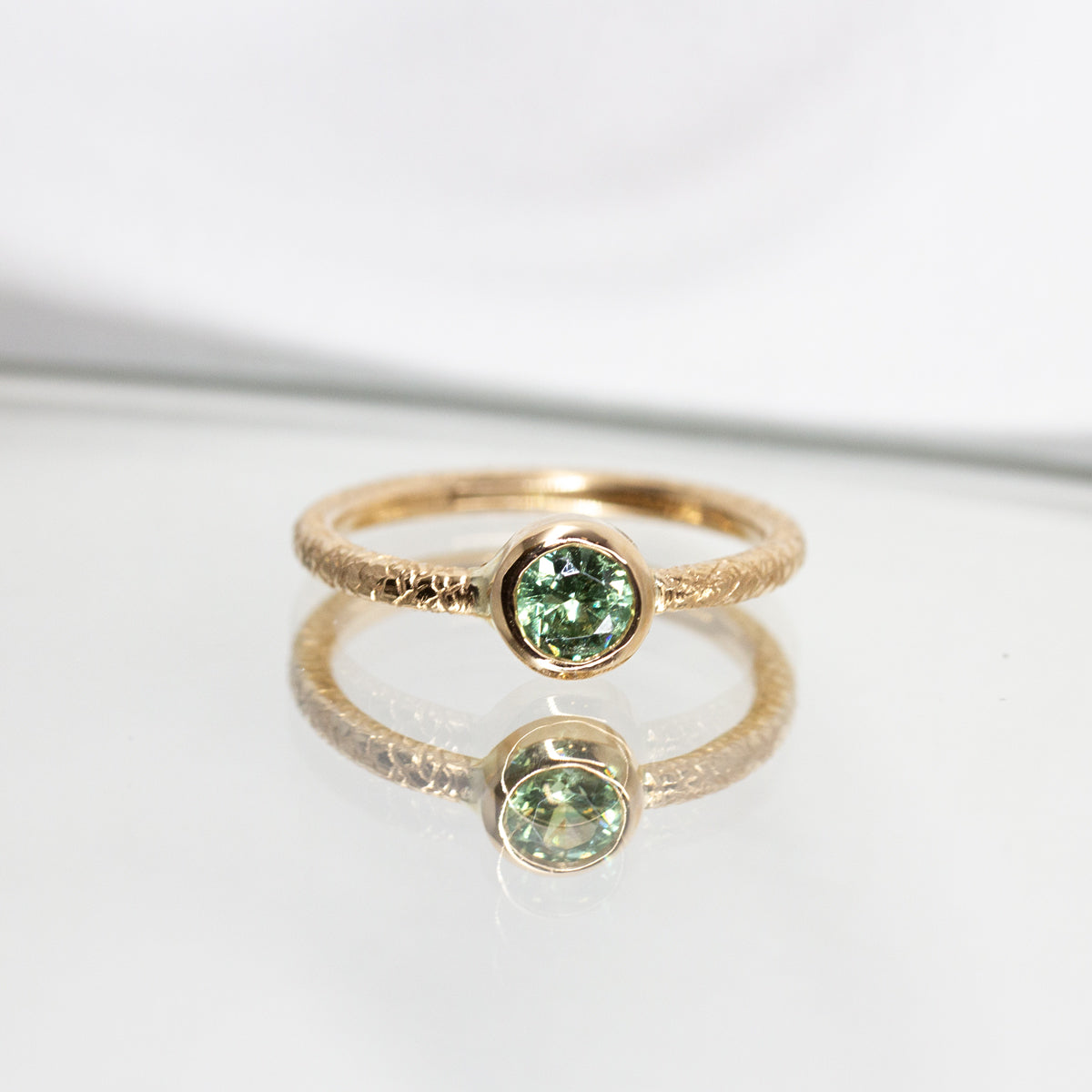 Bague en or Fairmined éthique sublimé d'unegrenat démantoïde vert.