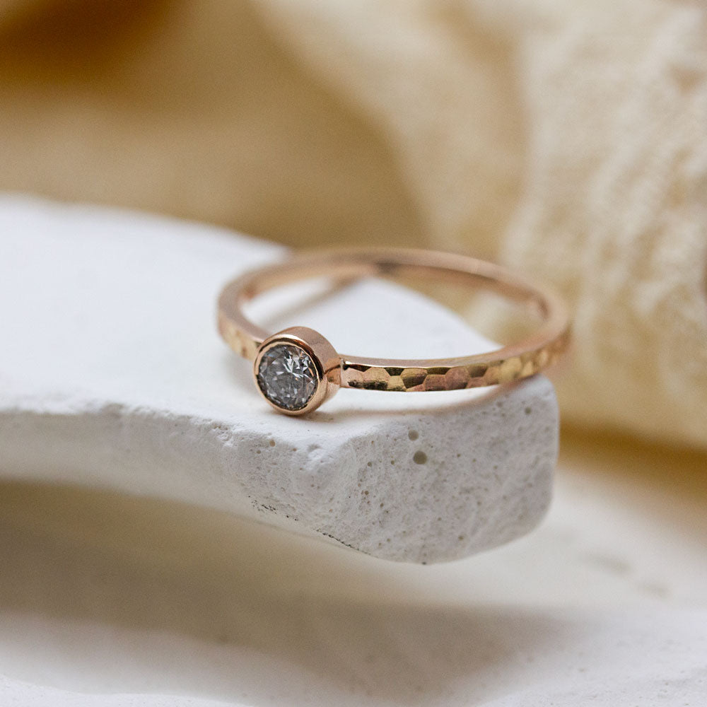 Bague texturée ornée d'un diamant de synthèse.