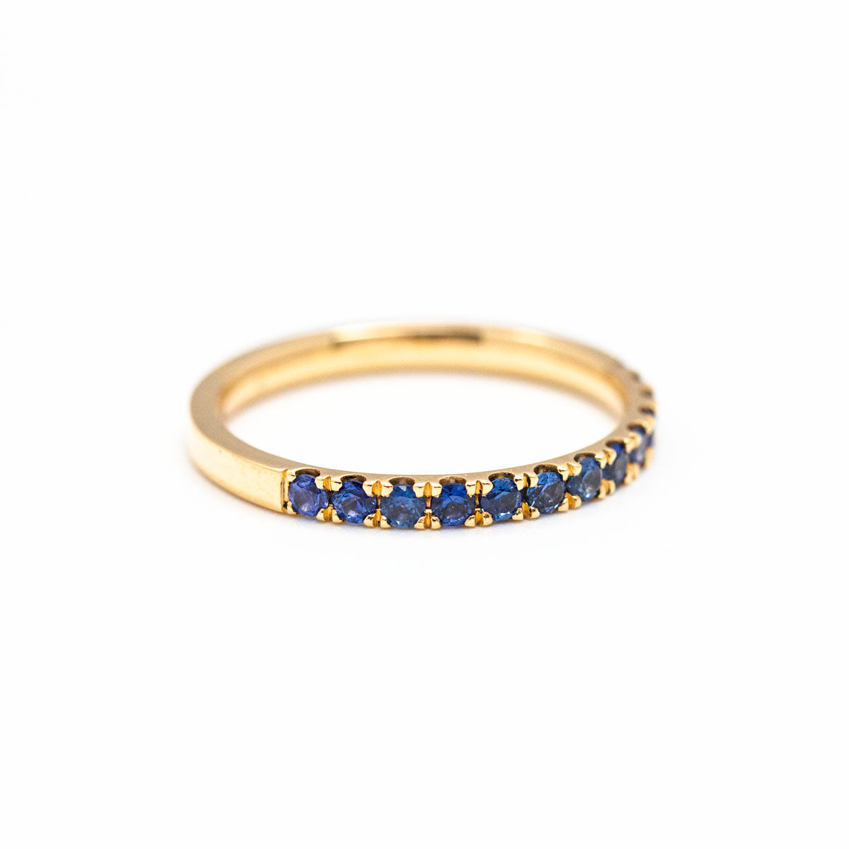 Pièce unique mariage femme- Bague pavée Denise 1/2 tour ornée de 13 saphirs bleus, réalisée en or rose-champagne éthique 18 carats Fairmined à Paris
