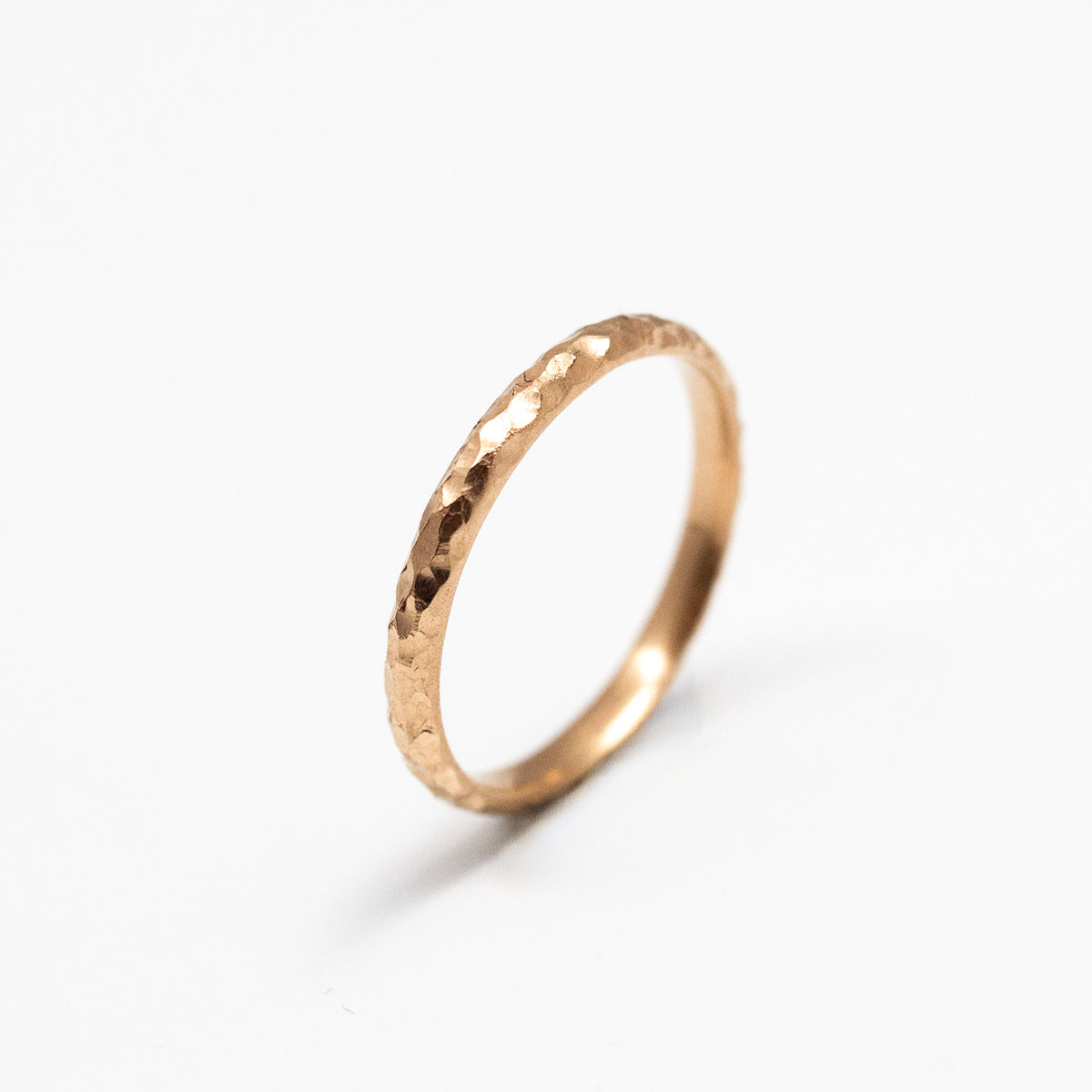 Alliance or martelée femme mariage. Joaillerie éthique et artisanale à Paris et Lyon.