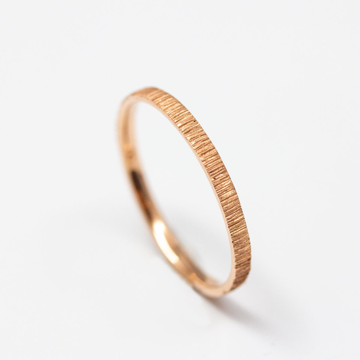 Alliance originale femme texture artisanale Isandre en or rouge recyclé 18 carats + prime Fairmined. Joaillerie éthique et fabrication artisanale