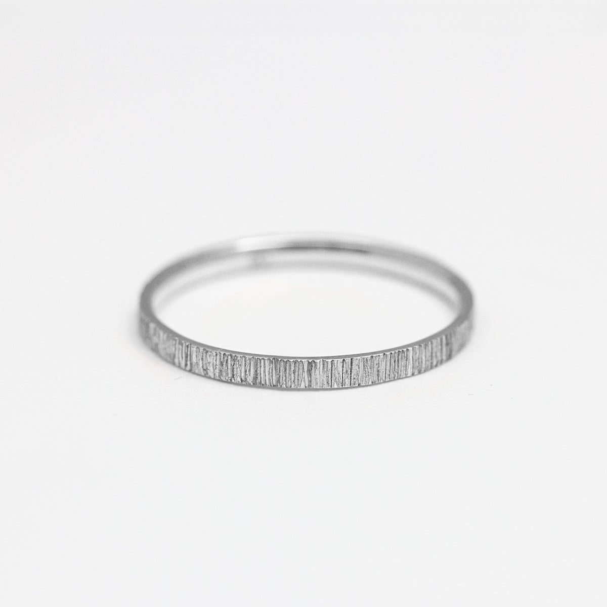 Alliance fine striée femme texture artisanale Isandre en or blanc recyclé 18 carats + prime Fairmined. Joaillerie éthique et fabrication artisanale